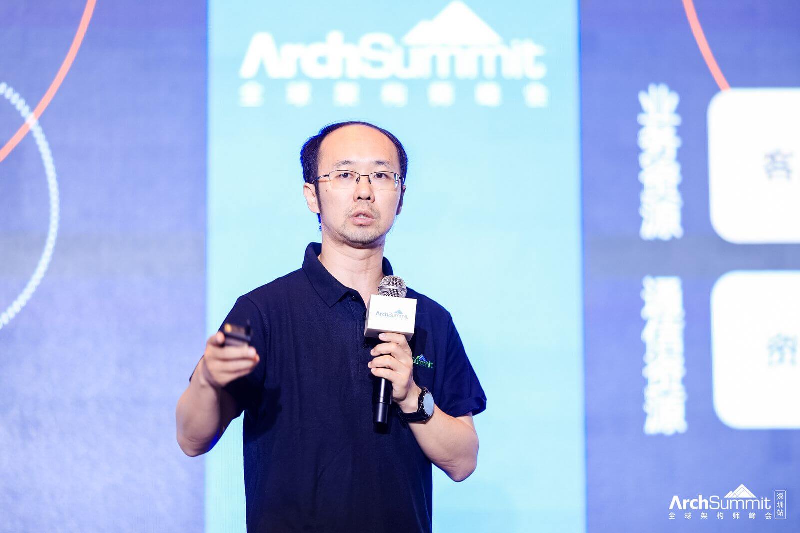 Songran Zhang speaking at 2024 ArchSummit on cloud-native deployment and AIOps